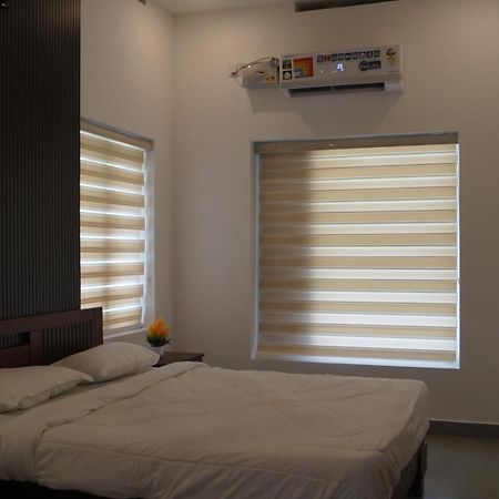 Blue Lake Villa โกลลัม ภายนอก รูปภาพ