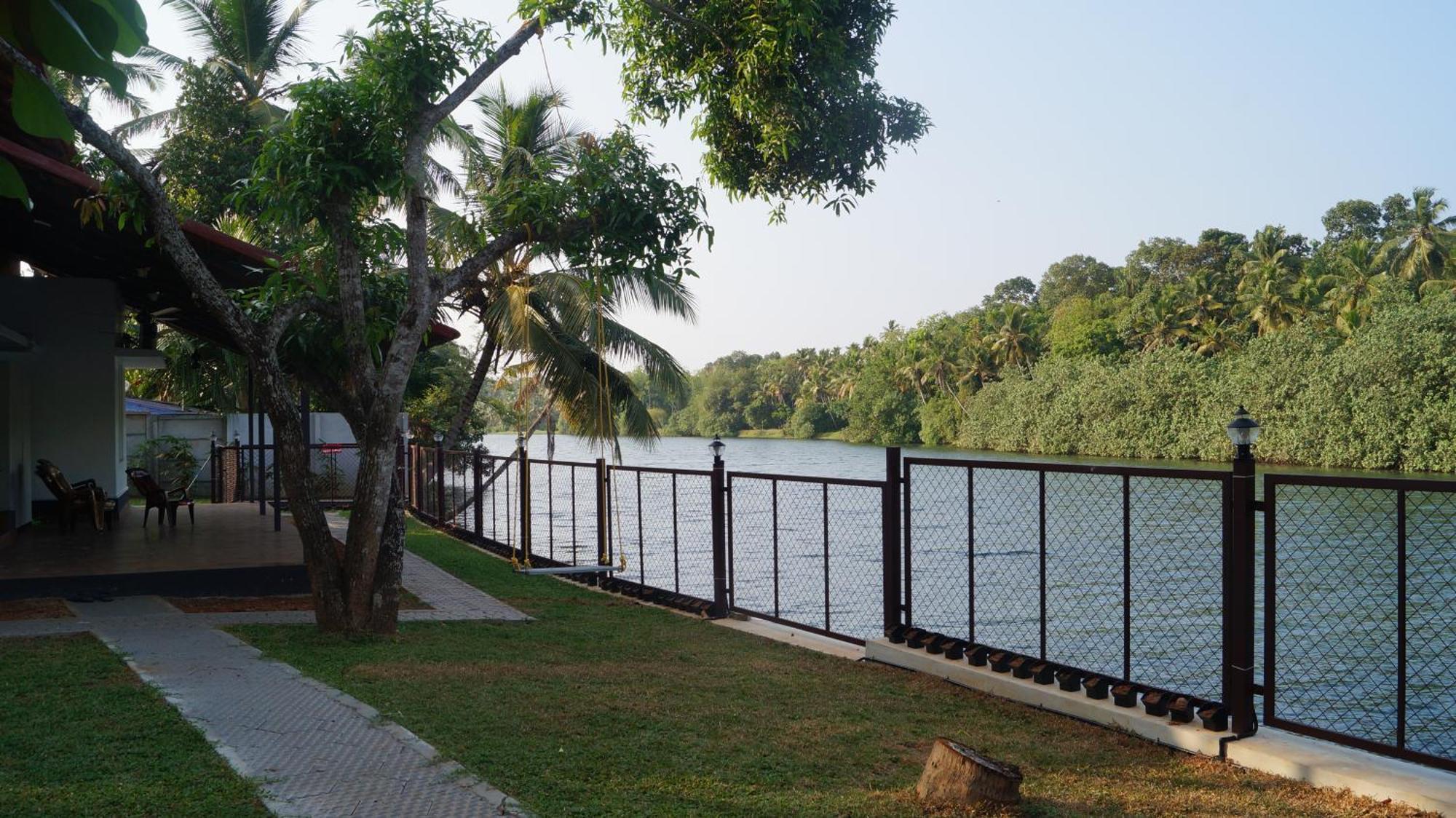 Blue Lake Villa โกลลัม ภายนอก รูปภาพ