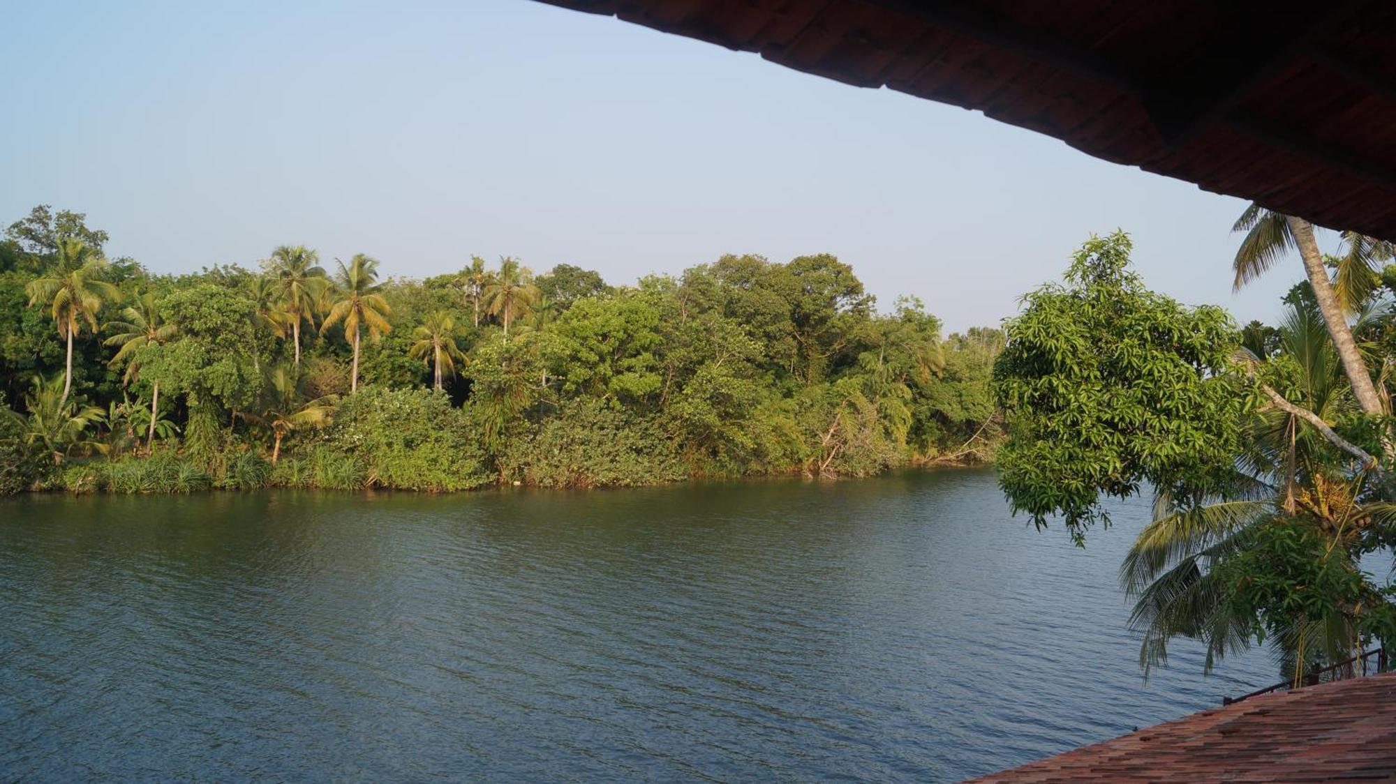 Blue Lake Villa โกลลัม ภายนอก รูปภาพ