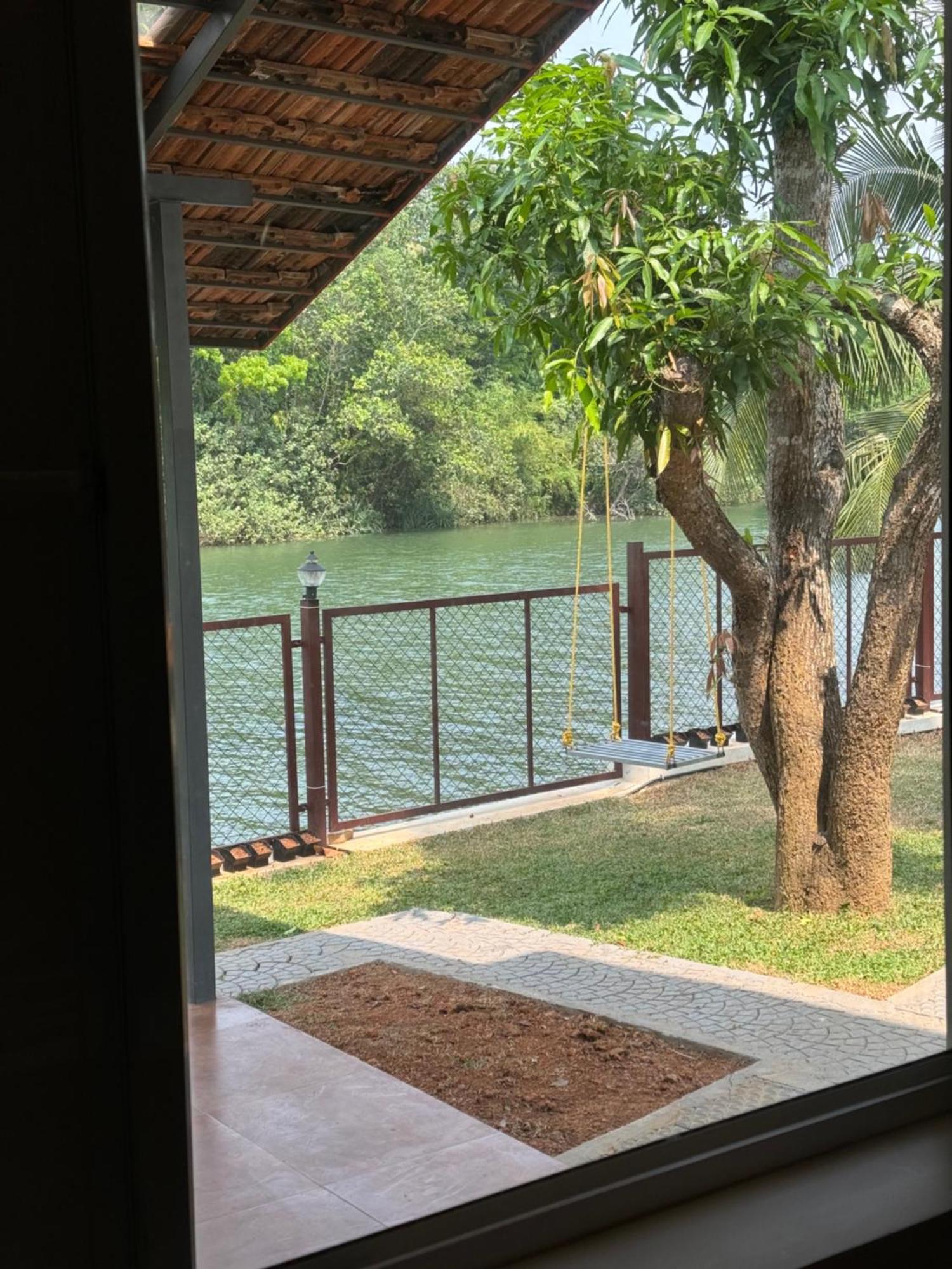 Blue Lake Villa โกลลัม ภายนอก รูปภาพ